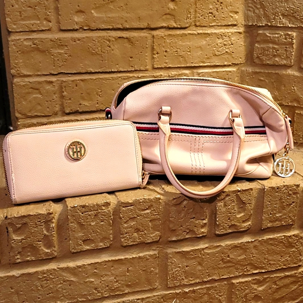 Tommy Hilfiger cream color small arm purse